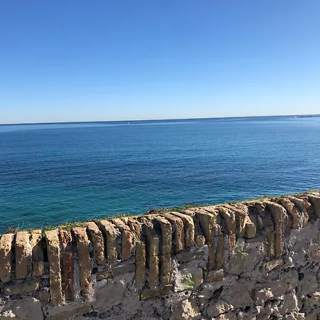 Апартаменти Lovely Old Town Flat - Les Remparts *