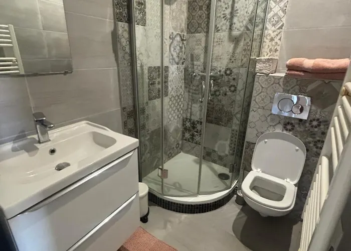 Апартаменти Lovely Old Town Flat - Les Remparts *